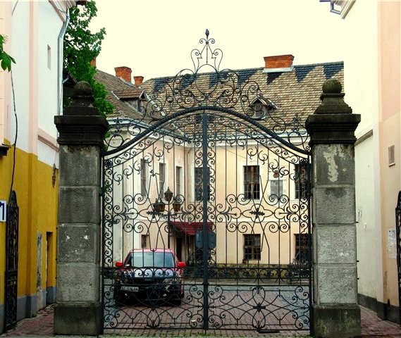 ворота білого палацу Мукачево